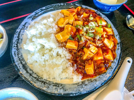 Mapo Tofu (麻婆豆腐 Má pó dòufu) ein berühmtes Gericht aus der chinesischen Szechuan-Küche