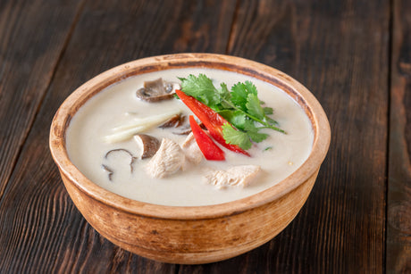 Tom Kha Gai (ต้มข่าไก่) – Hühnersuppe mit Kokosmilch