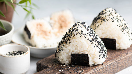 Onigiri (おにぎり) – Japanische Reisbällchen mit Thunfisch und Furikake - RamenHeaven